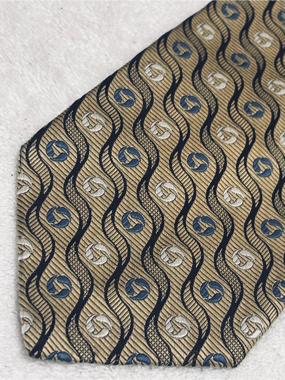 Brand New Stylish Tie By JoS A. Bank - Tie Width Is 3 3/4 Inches